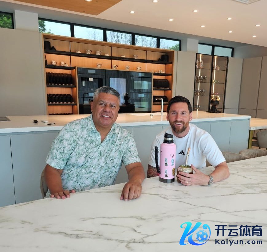 阿根廷足协主席塔皮亚晒与梅西合影：与10号一同跟这一年说再会